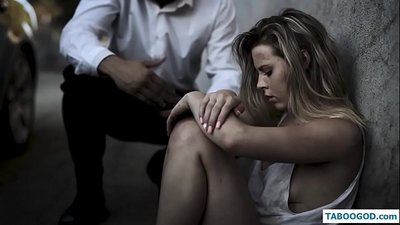 Çîrokên Kinky: Keça ciwan a bêmal