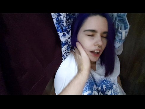 ❤️ Xwişka min di dolabê de dît û alîkariya wê kir ❤ Tenê porno li me ❌️❤
